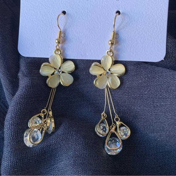 🌟2/$20🌟Luxury Opal Flower Earring - Picture 4 of 4